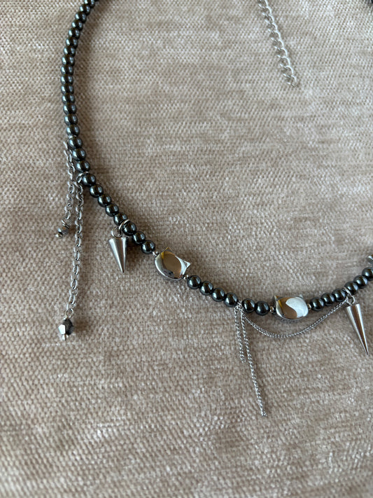 Hematiitista ja kristallista valmistettu choker