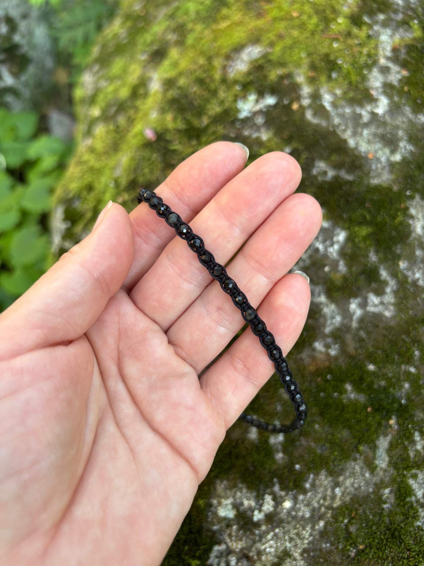 Suoja & Itsetuntemus — Säännelty obsidiaani choker (shambla-punottu)