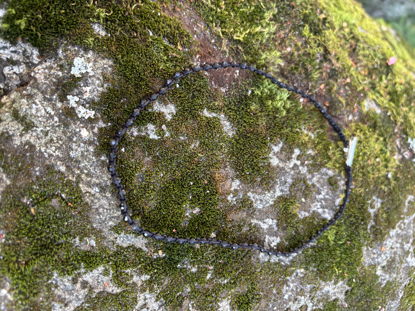 Suoja & Itsetuntemus — Säännelty obsidiaani choker (shambla-punottu)