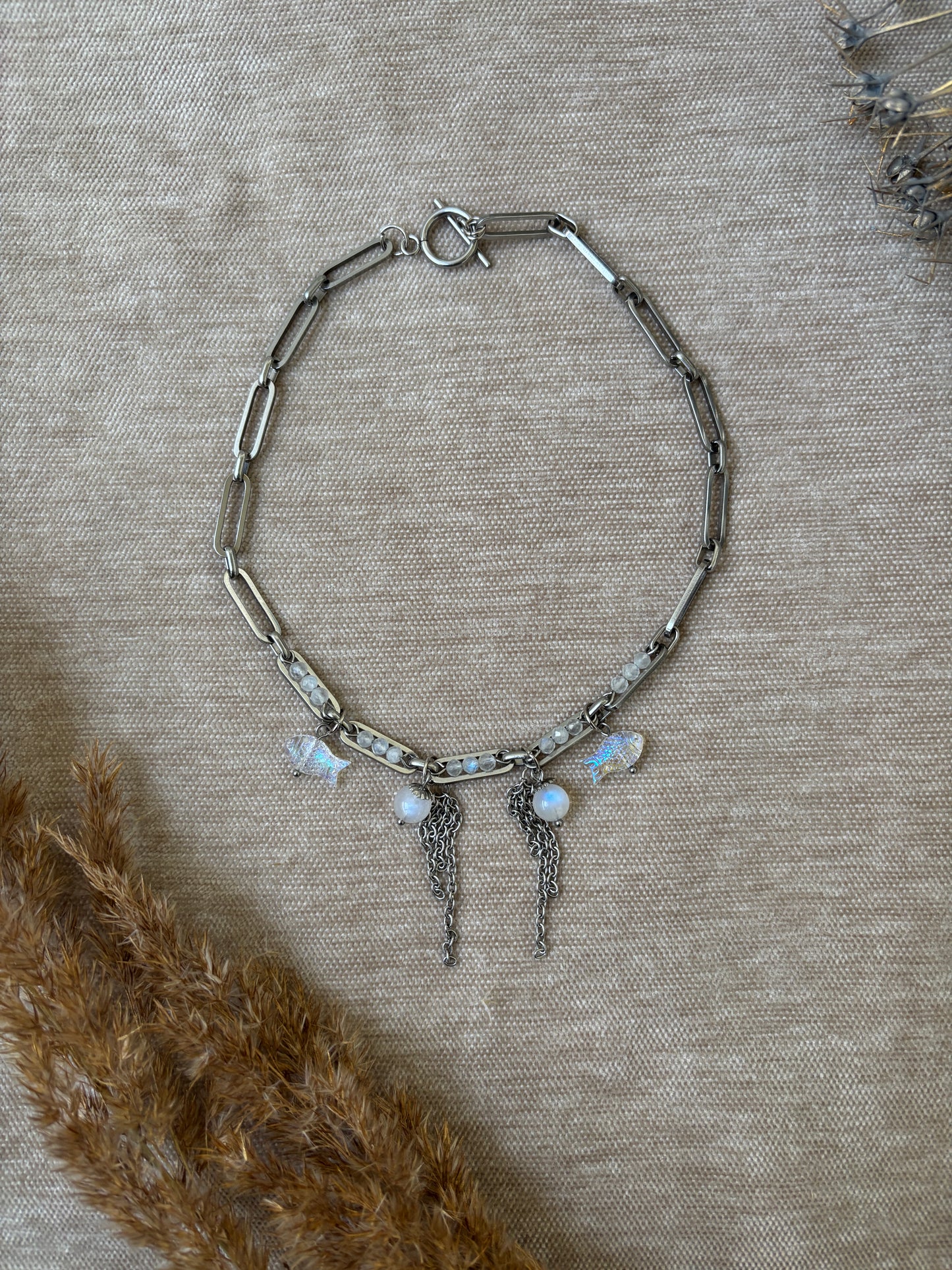 Kirurginteräksinen kaulakoru kuunkivellä