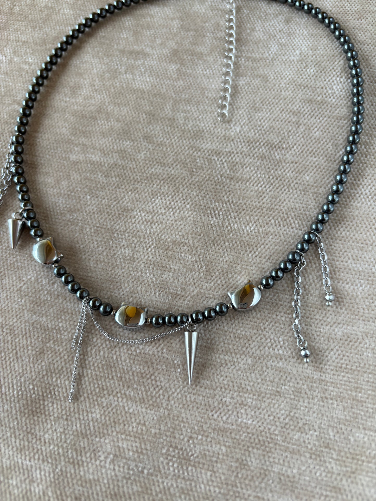 Hematiitista ja kristallista valmistettu choker