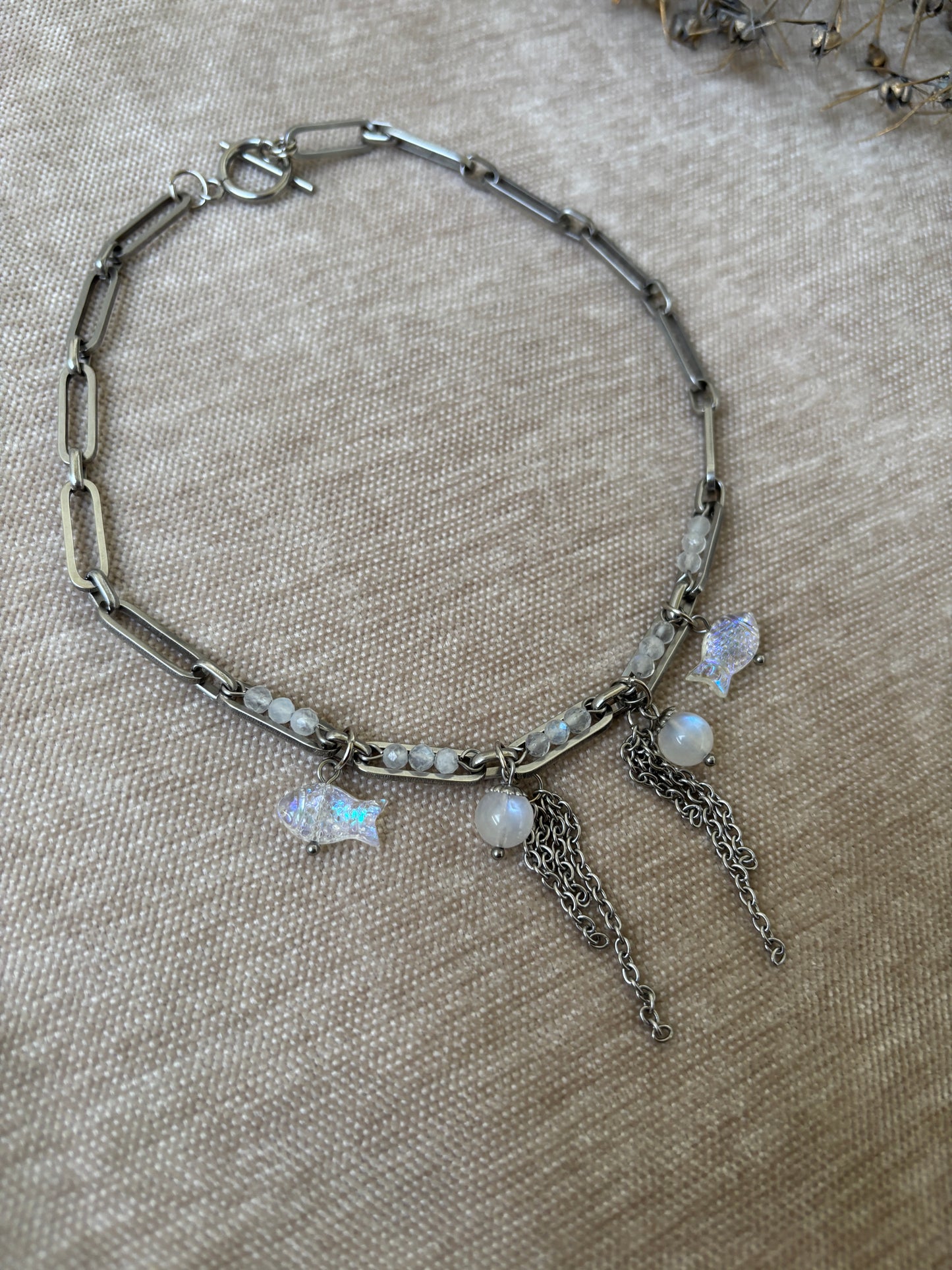 Kirurginteräksinen kaulakoru kuunkivellä