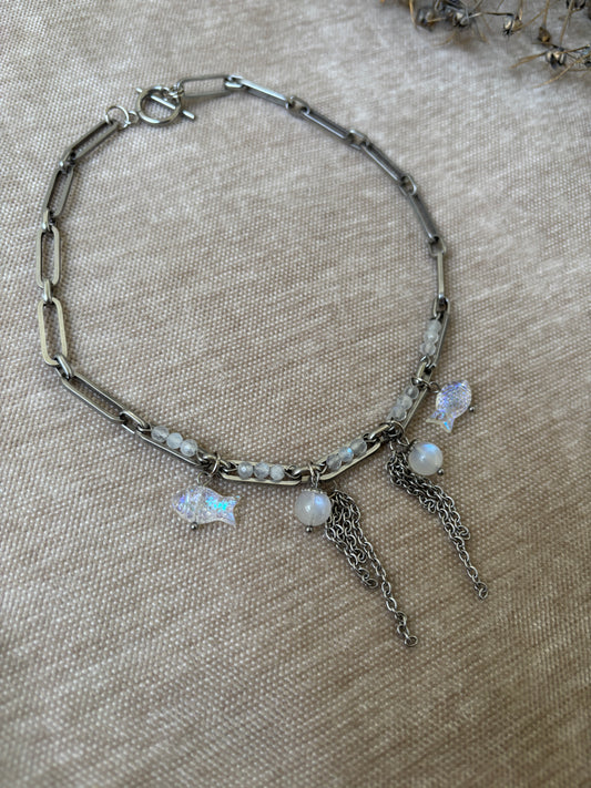 Kirurginteräksinen kaulakoru kuunkivellä