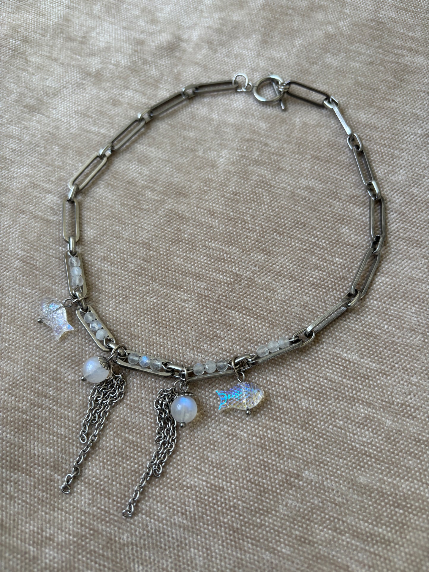 Kirurginteräksinen kaulakoru kuunkivellä