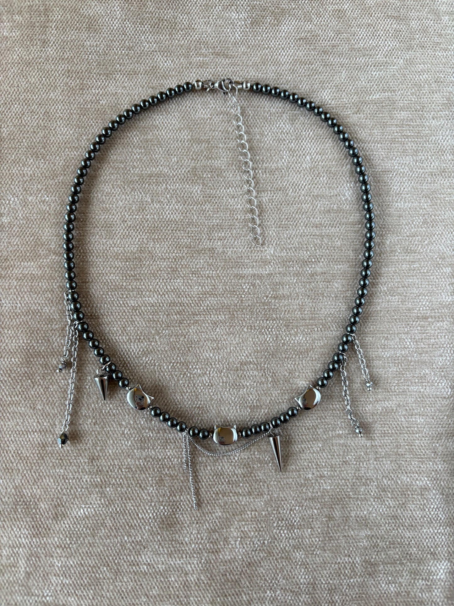 Hematiitista ja kristallista valmistettu choker