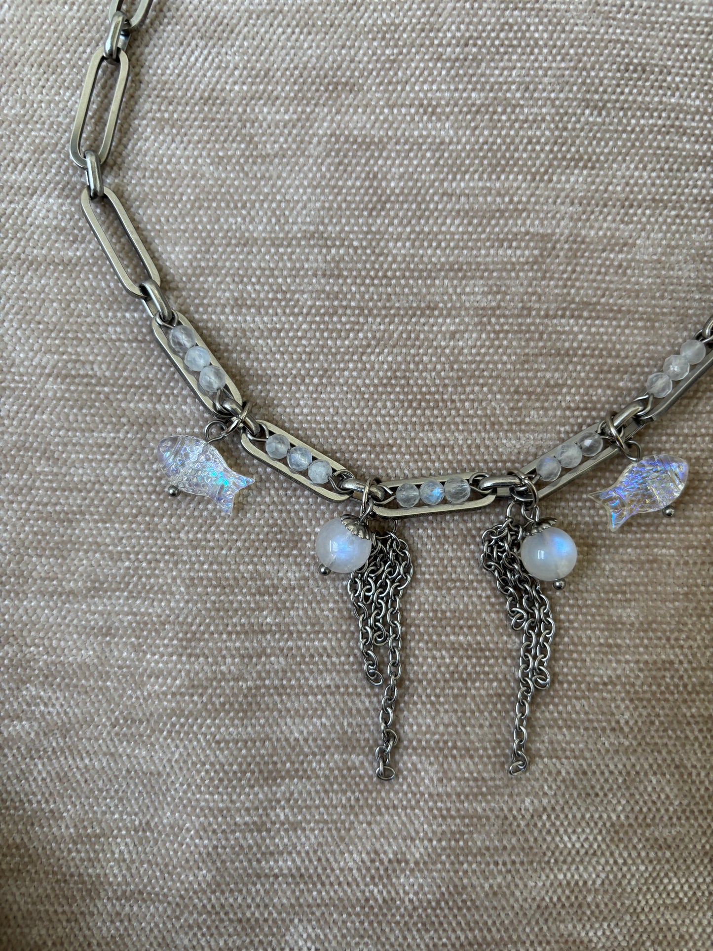 Kirurginteräksinen kaulakoru kuunkivellä