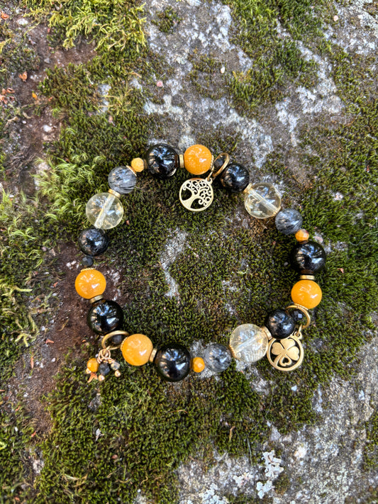 Musta-keltainen rannekoru turmaliinista, sitriinistä ja mukaiitista