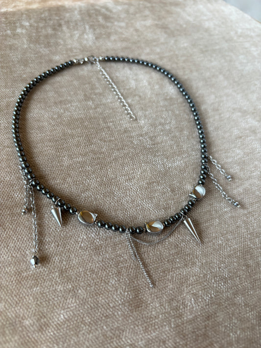 Hematiitista ja kristallista valmistettu choker