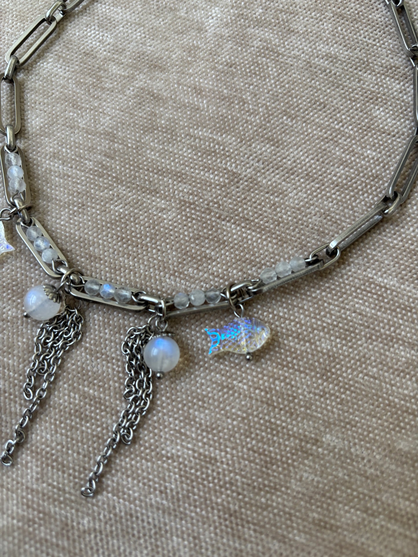 Kirurginteräksinen kaulakoru kuunkivellä