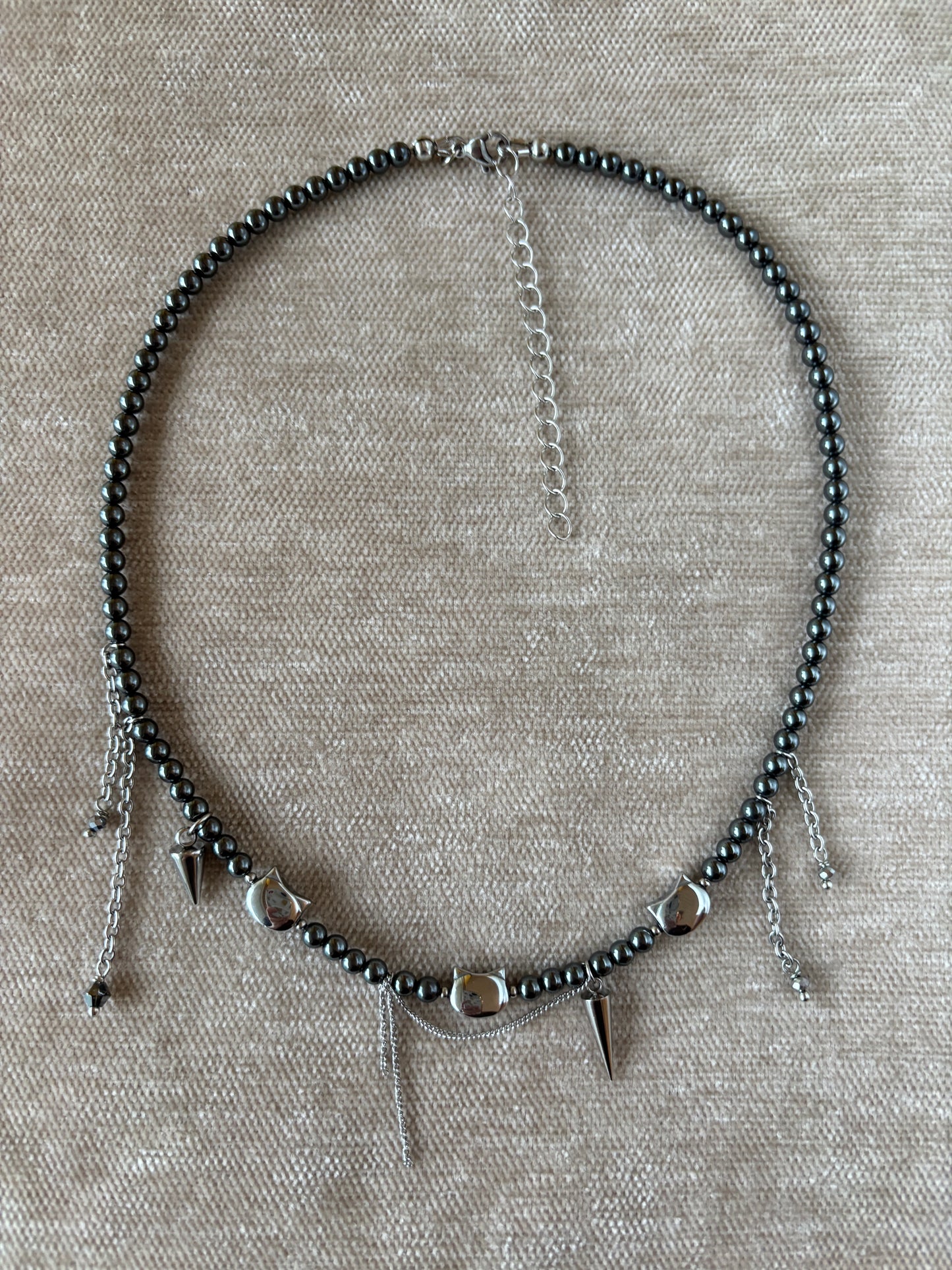 Hematiitista ja kristallista valmistettu choker