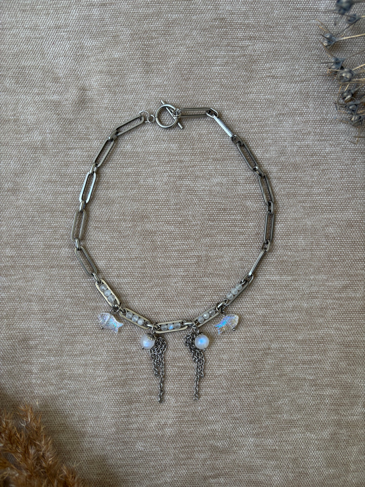 Kirurginteräksinen kaulakoru kuunkivellä