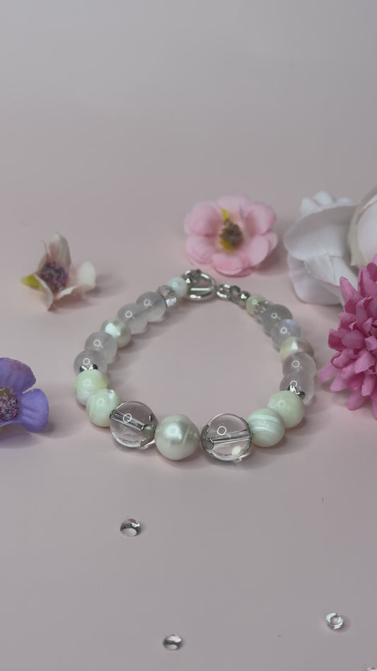 Rannekoru helmestä, kuukivestä ja kristallista